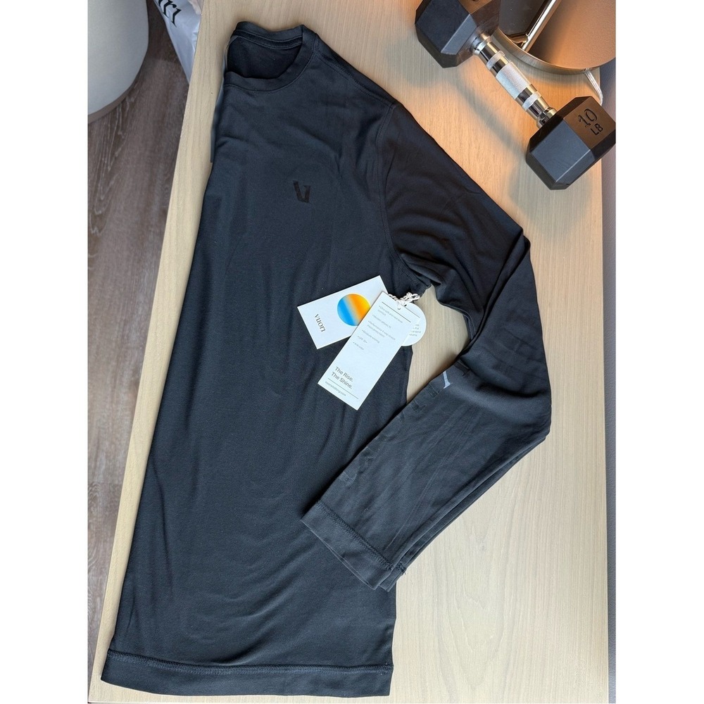 Vuori Strato Graphic Tee Black Medium NWT Performance long Sleeve T Shirt logo